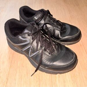 New Balance 411 women’s 7 All Black Sneakers Restaurant Work wear non slip